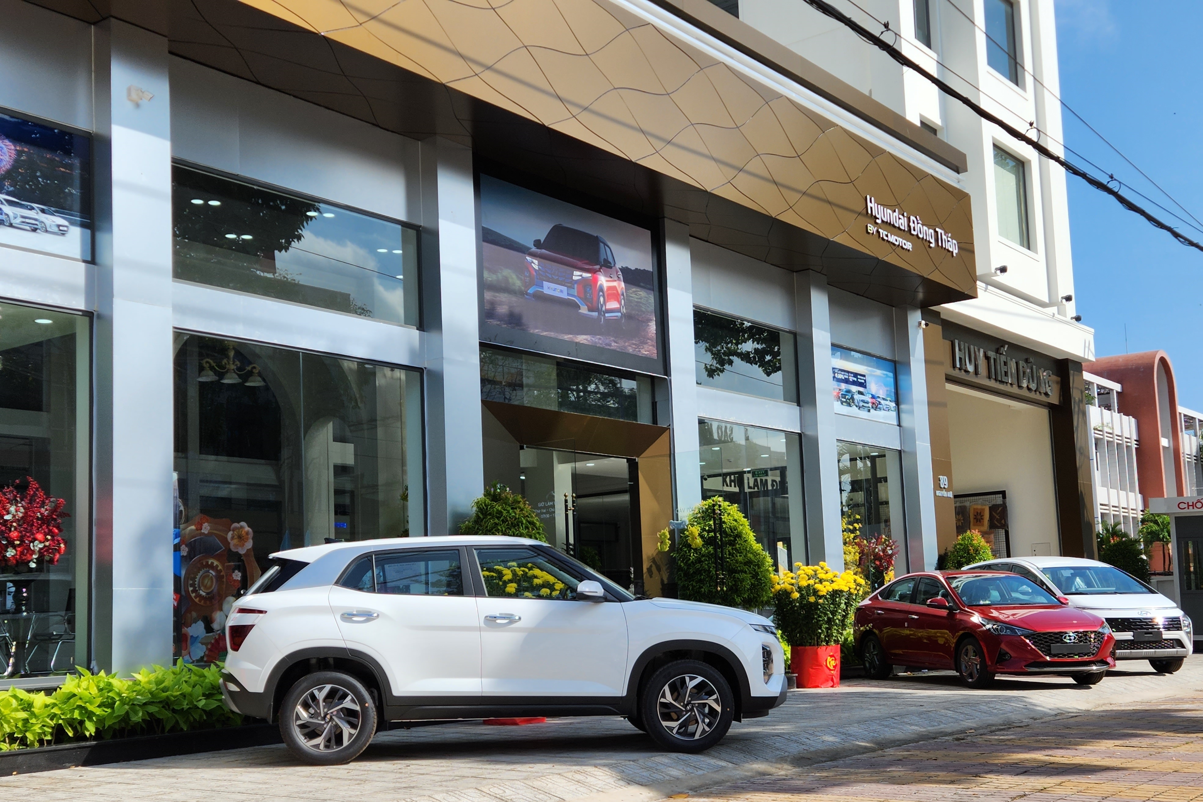 Nhieu dai ly oto mo cua xuyen Tet hinh anh