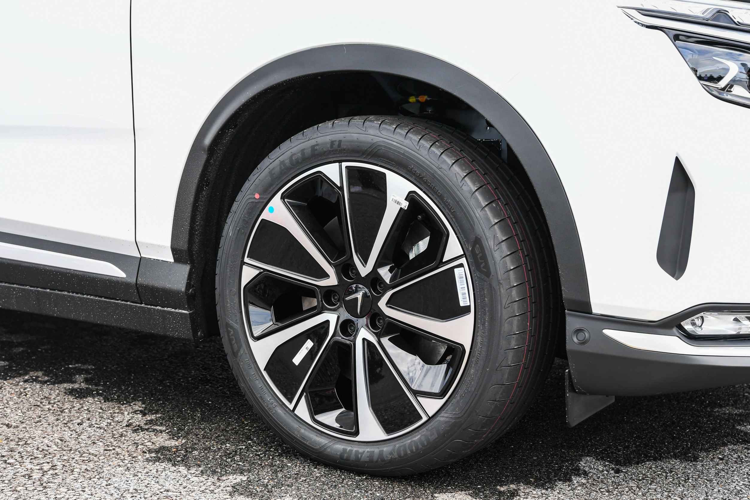 trieu hoi xe VF 8 anh 1