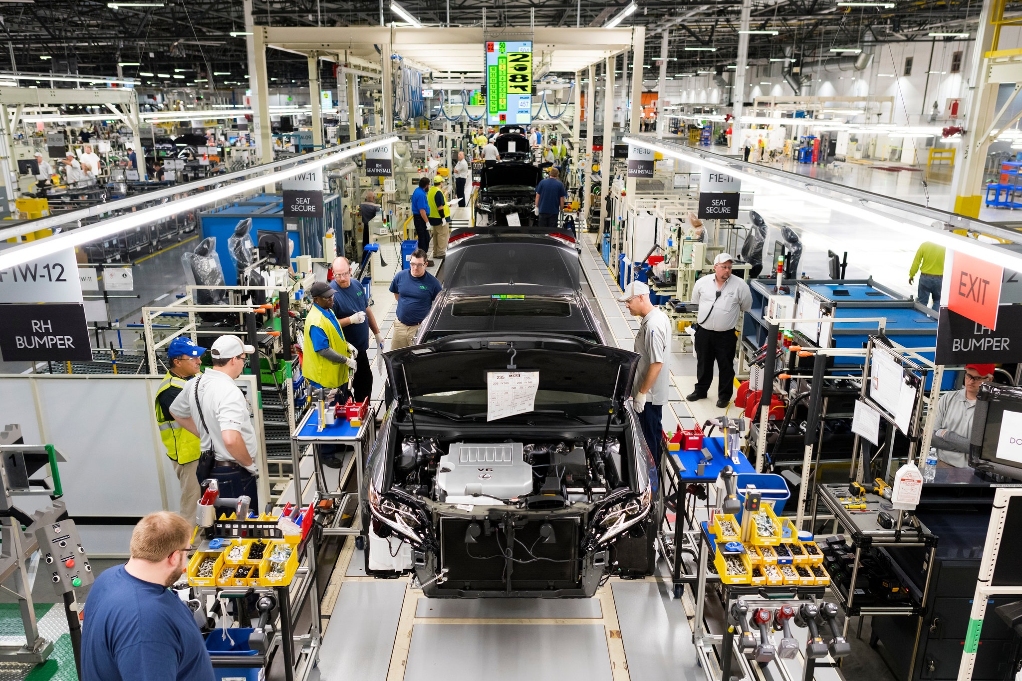 nha may xe dien Toyota anh 1