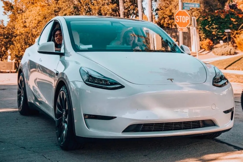 nu gioi mua xe dien anh 1