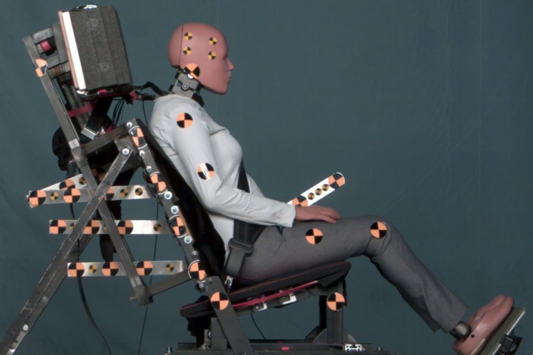 Thu nghiem hinh nom giam chan thuong cho nu gioi tren oto hinh anh