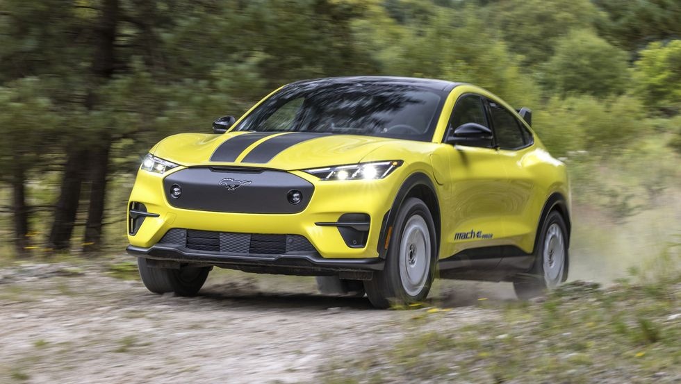 Ford Mustang Mach-E lan dau ban chay hon phien ban thuan xang hinh anh