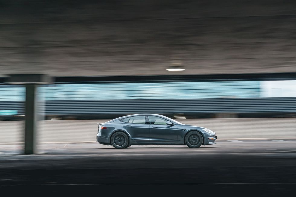 sedan dien nhanh nhat anh 9