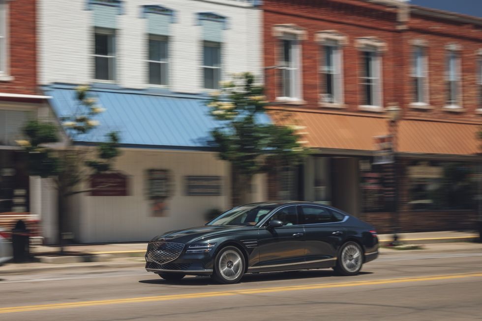 sedan dien nhanh nhat anh 1