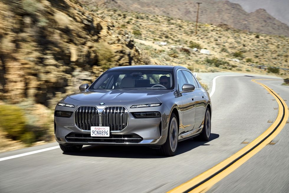 sedan dien nhanh nhat anh 2