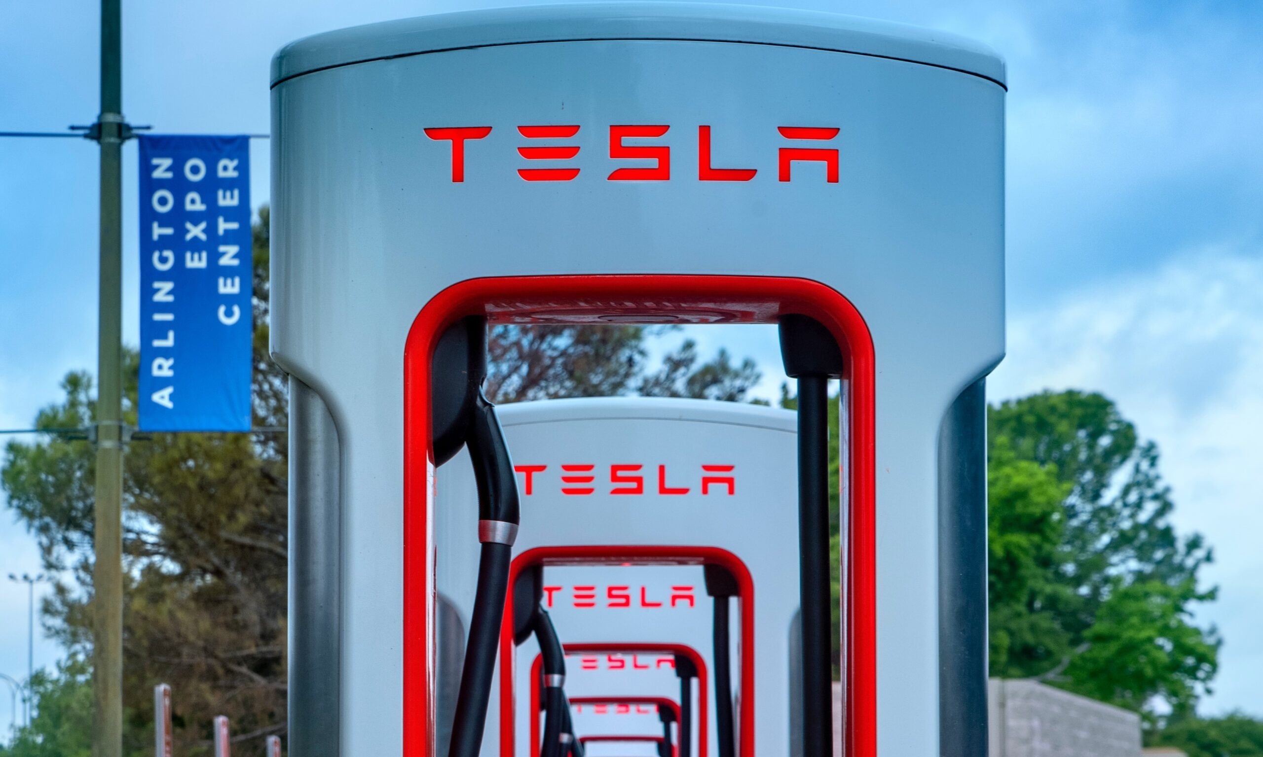 Tesla tiep tuc chia se tram sac nhanh voi doi thu hinh anh