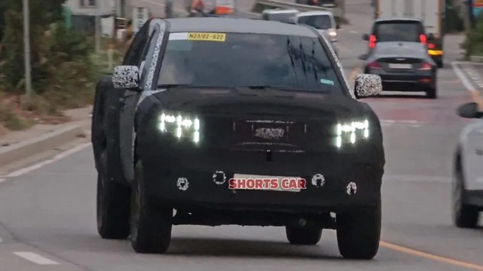 Ban tai Kia Tasman lo anh chay thu tren duong pho Han Quoc hinh anh