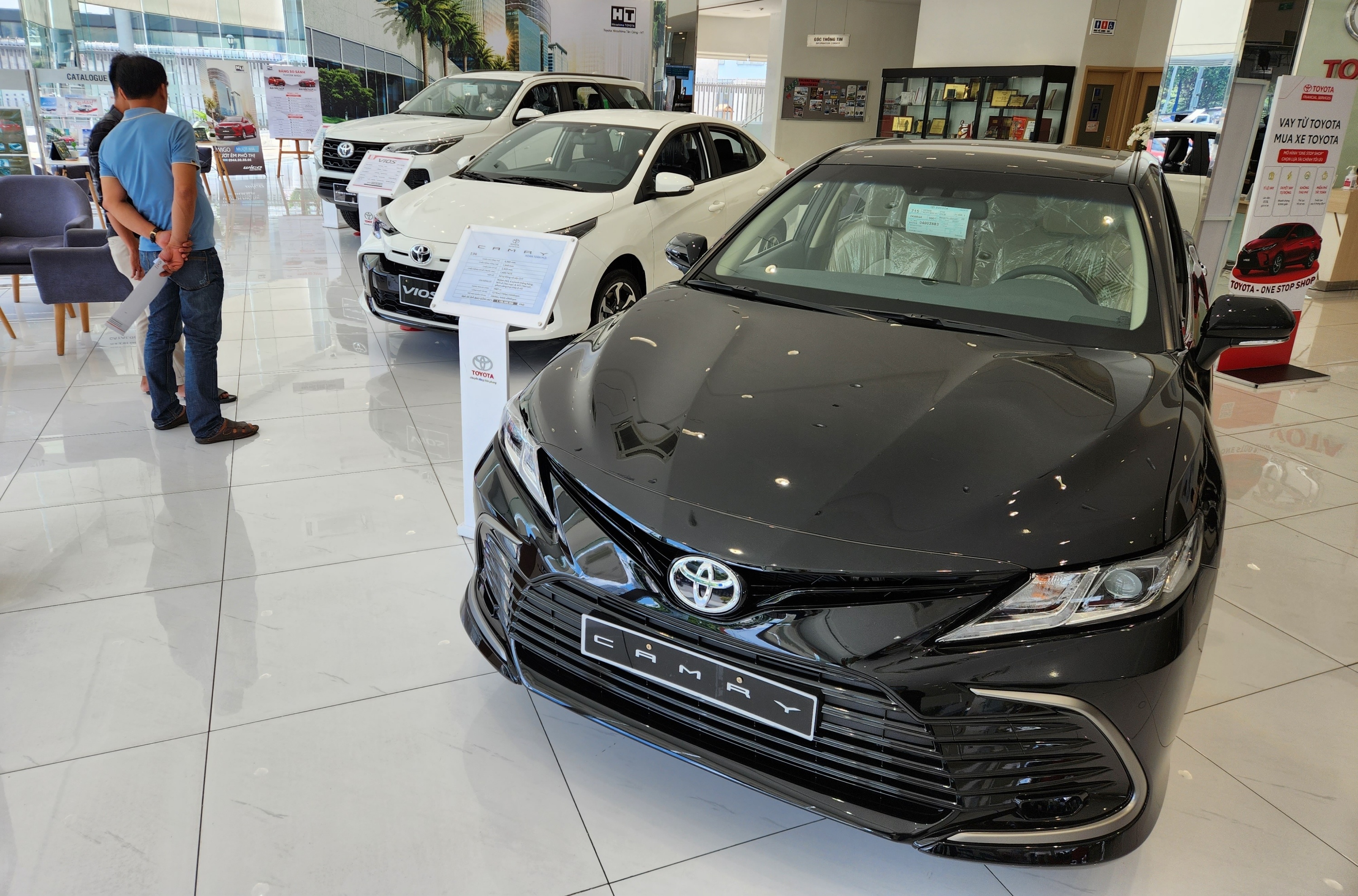 Toyota khan hang tai dai ly, khach khong de mua xe du gia uu dai hinh anh