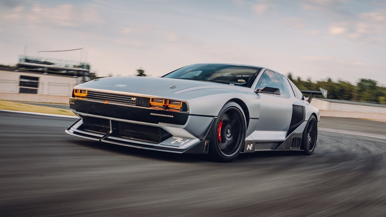 Xe dien the thao Hyundai N Vision 74 se co so luong rat co han hinh anh