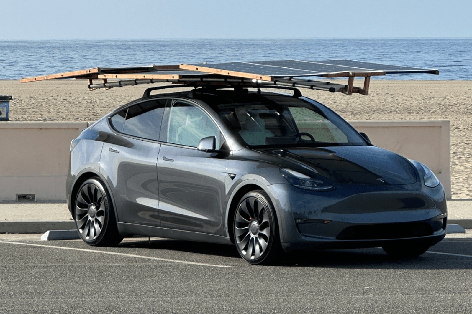 Dan pin quang nang tri gia 4.000 USD tren Tesla Model Y hinh anh