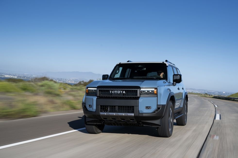 Toyota Land Cruiser 2024 doi gia khong tuong, co tien cung kho mua hinh anh