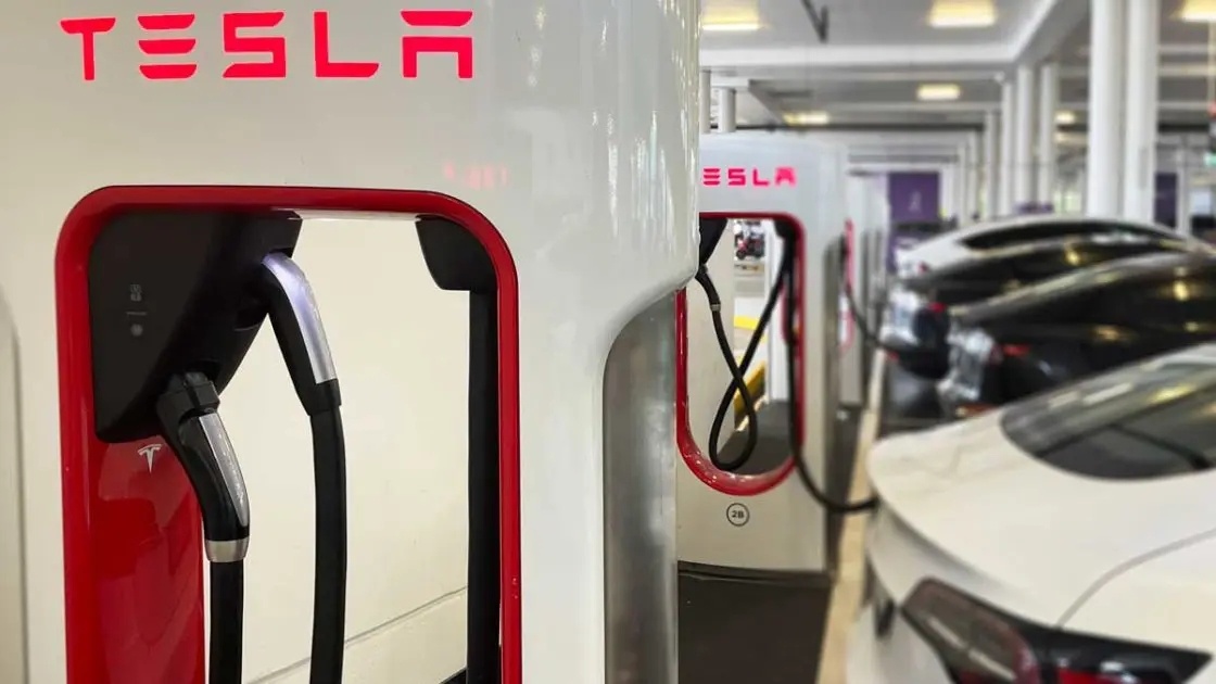 Tesla cho mien phi sac de day doanh so hinh anh