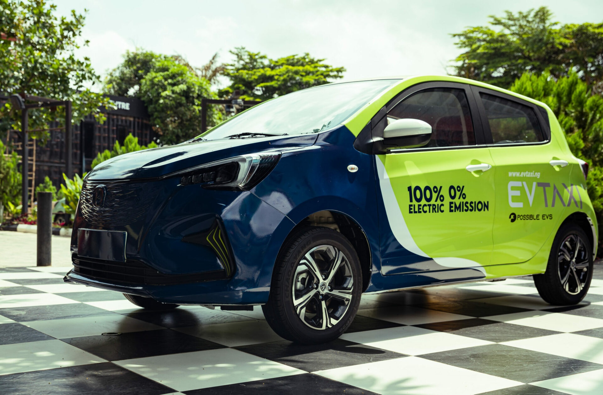 Taxi dien dang dan 'xam chiem' khap the gioi hinh anh