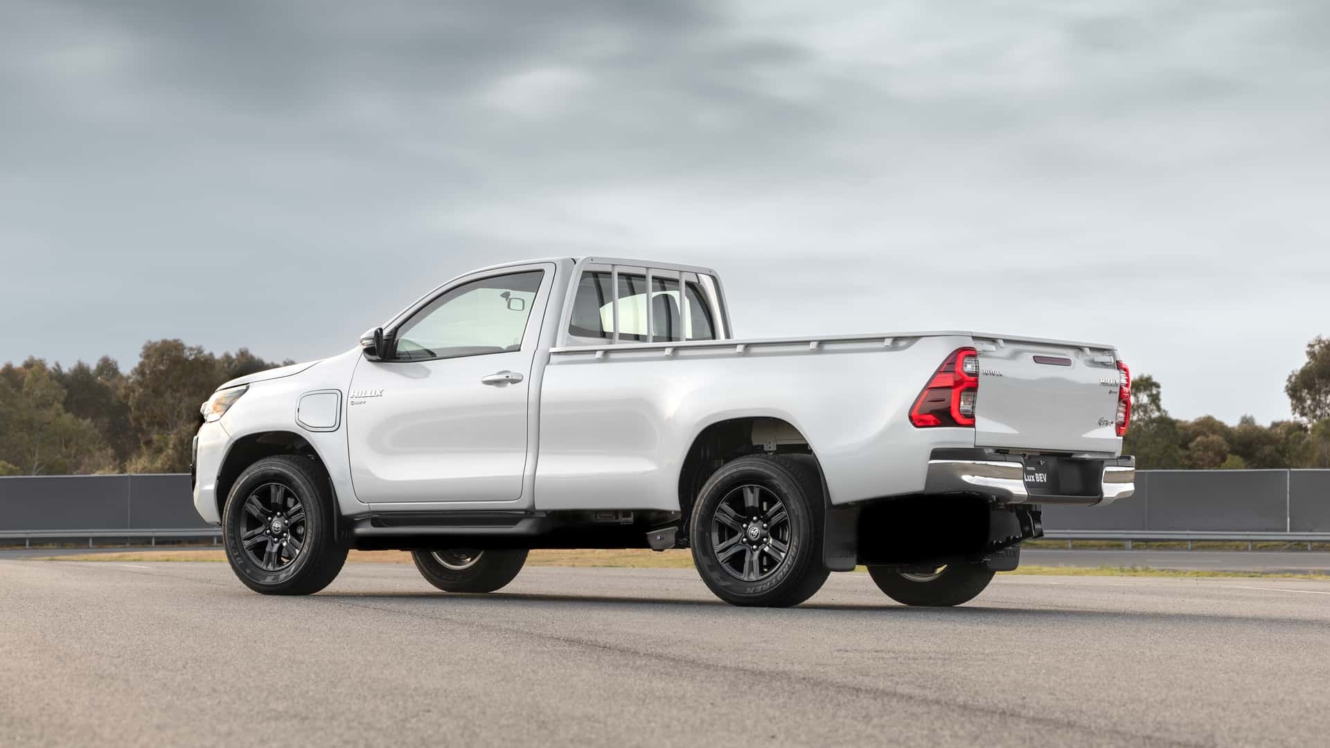 Toyota Hilux chạy điện ảnh 1 Toyota Hilux chay dien anh 1