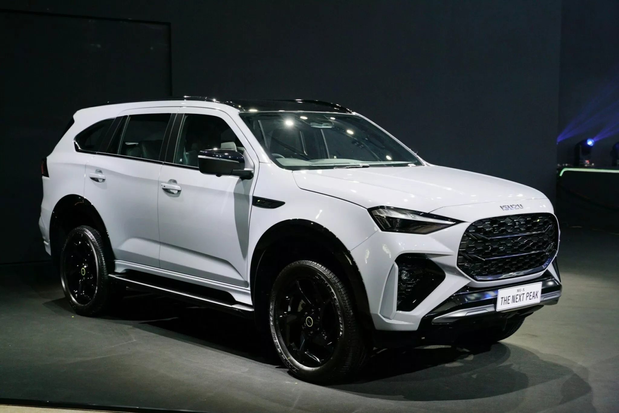 Isuzu mu-X thay doi nhe ngoai that, them cong nghe an toan hinh anh