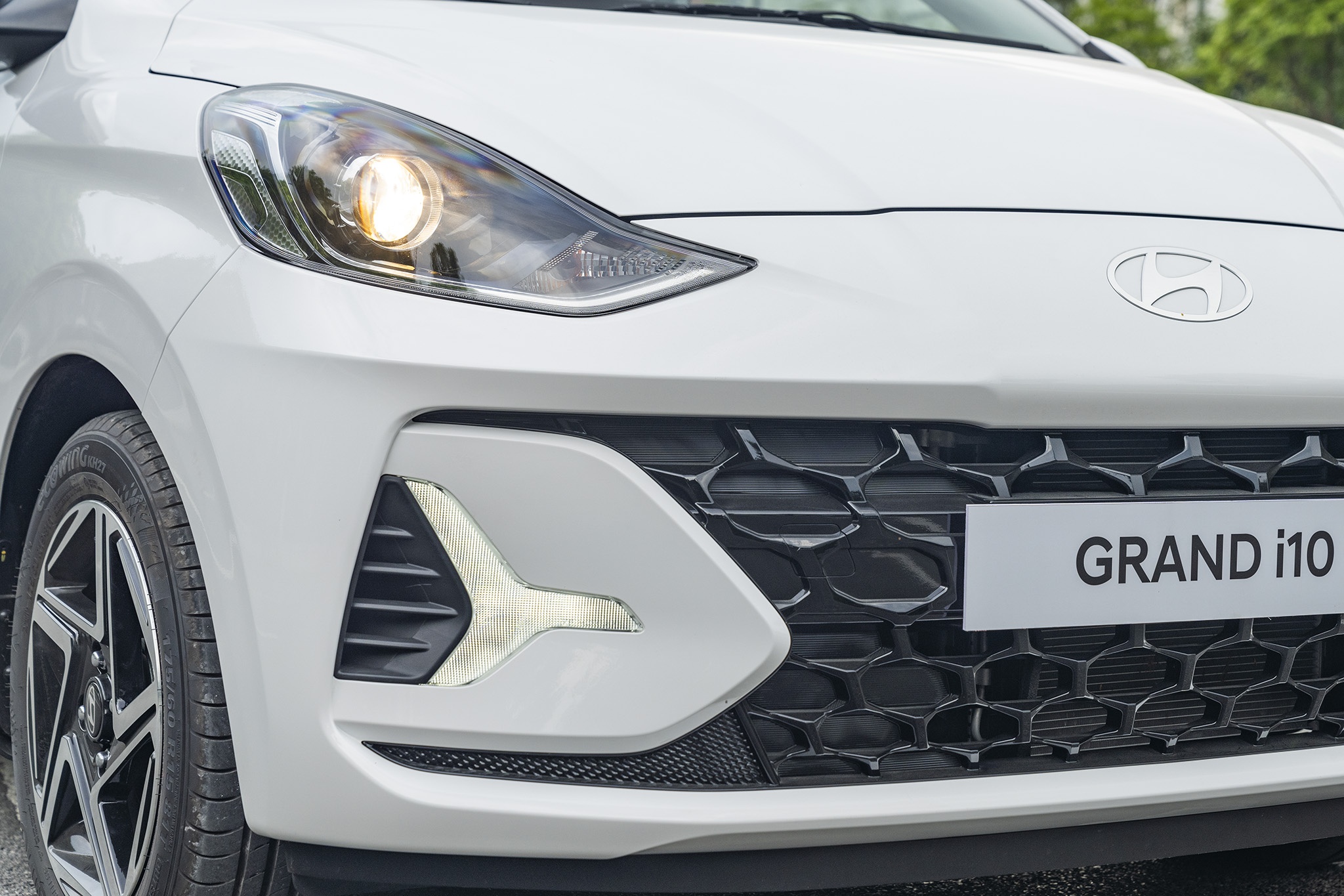 Oto nho co A - xe xang ngay cang 'e', khach chuyen sang mua oto dien hinh anh