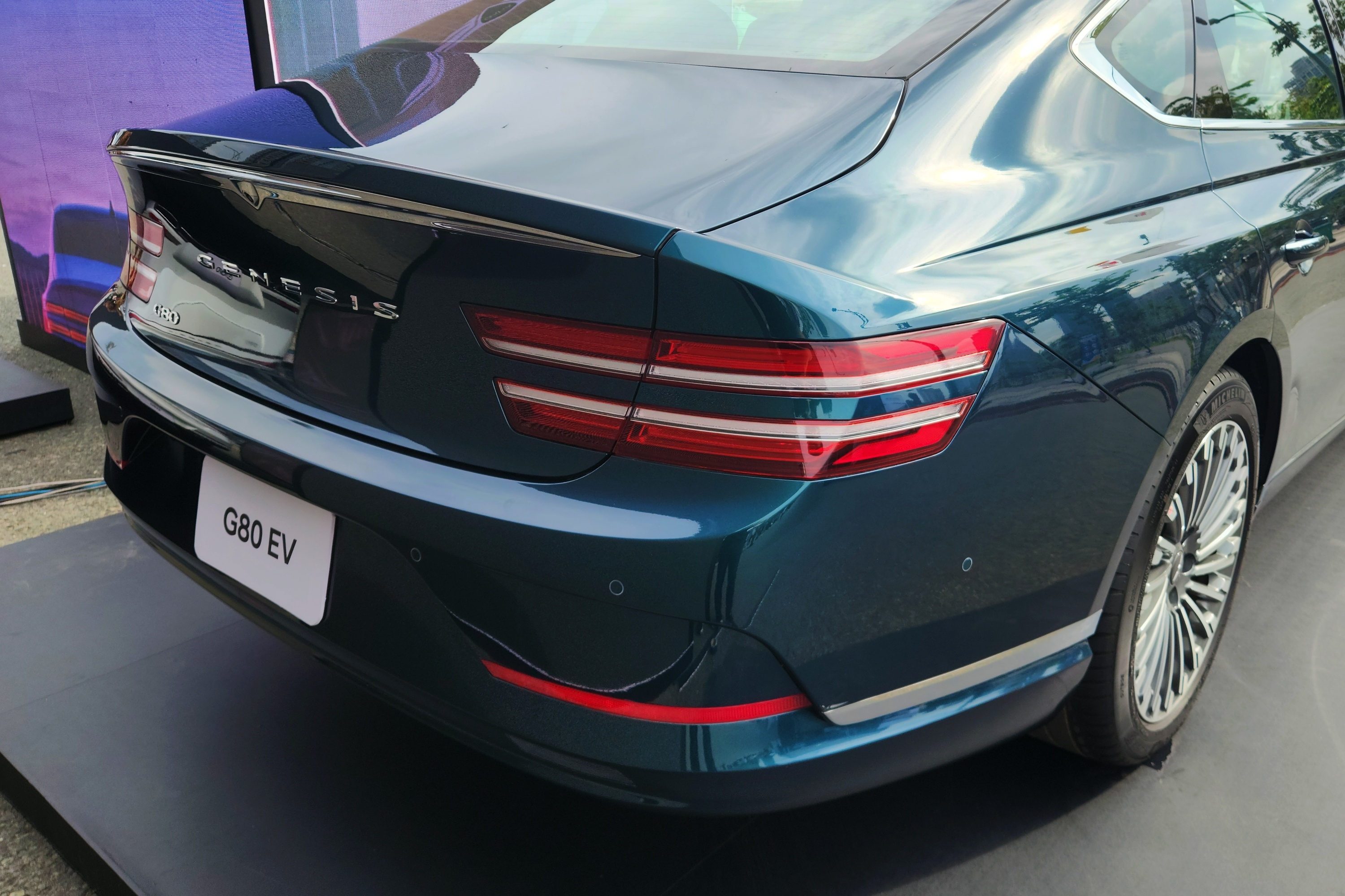 sedan dien Genesis anh 4