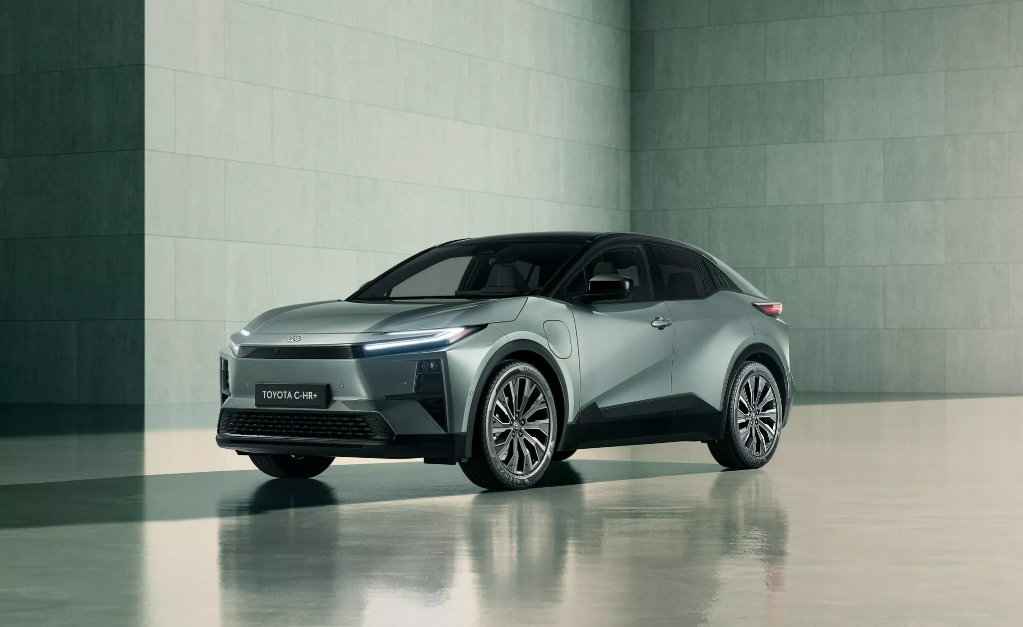 Toyota C-HR+ anh 4