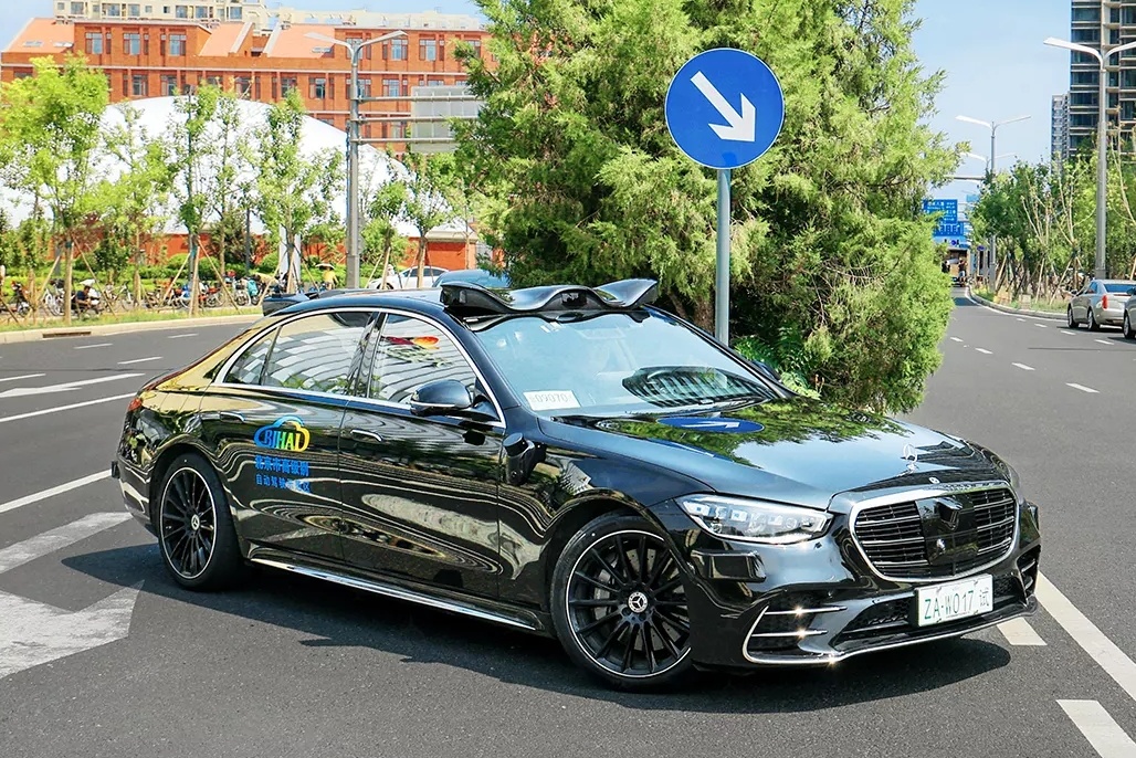 Mercedes-Benz thu nghiem he thong tu lai cap 4, san sang ra pho hinh anh
