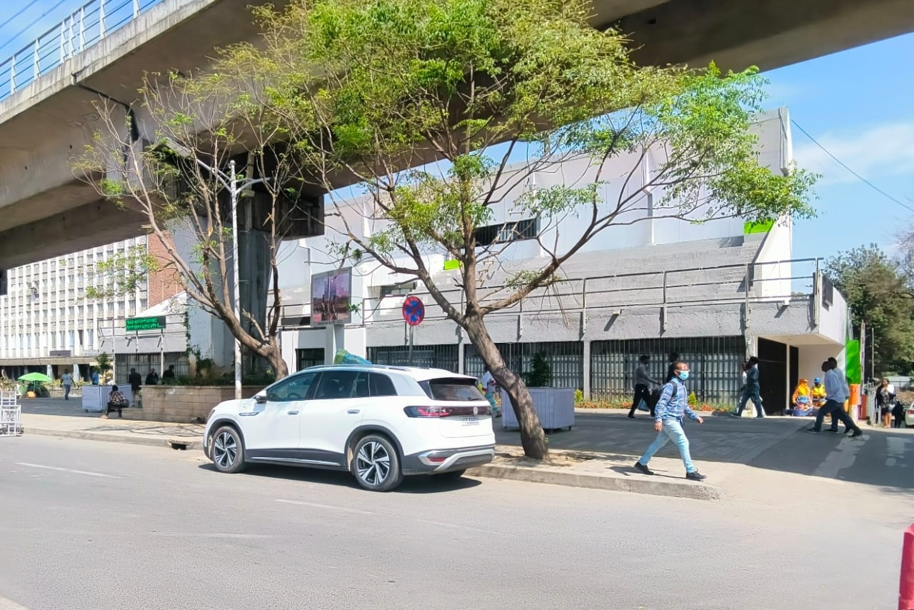 Nghich ly tai quoc gia dau tien cam nhap khau xe xang hinh anh