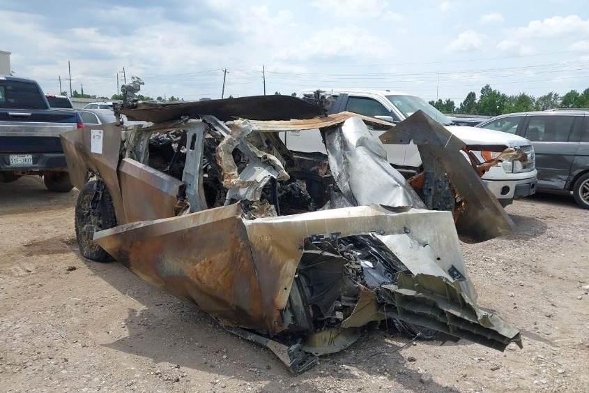 Khong the nhan ra ‘sieu ban tai’ Cybertruck sau tai nan hinh anh