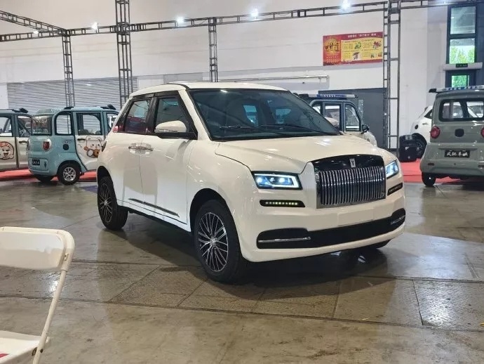 Xe Trung Quoc nhai Rolls-Royce va Maybach gia chua toi 2.000 USD hinh anh