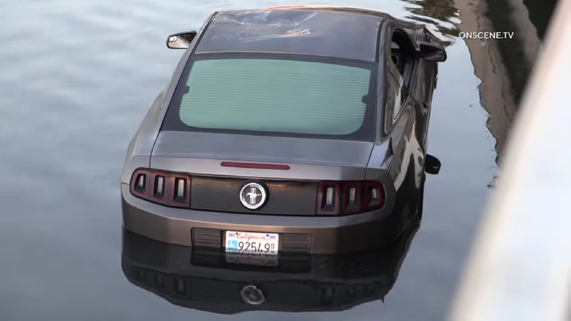 Canh sat lai tim thay Ford Mustang chim duoi nuoc hinh anh