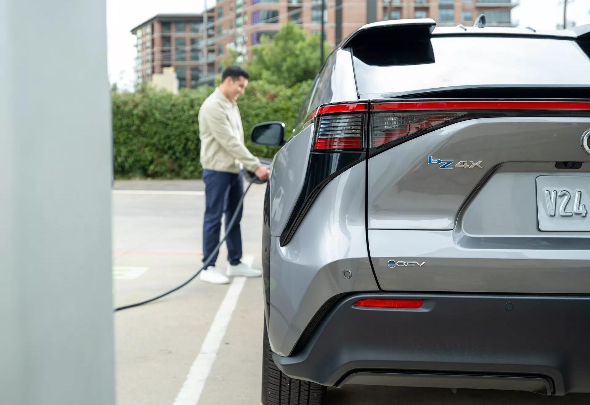 Vi sao Toyota, Audi va Mercedes phai doi cach dat ten oto dien hinh anh