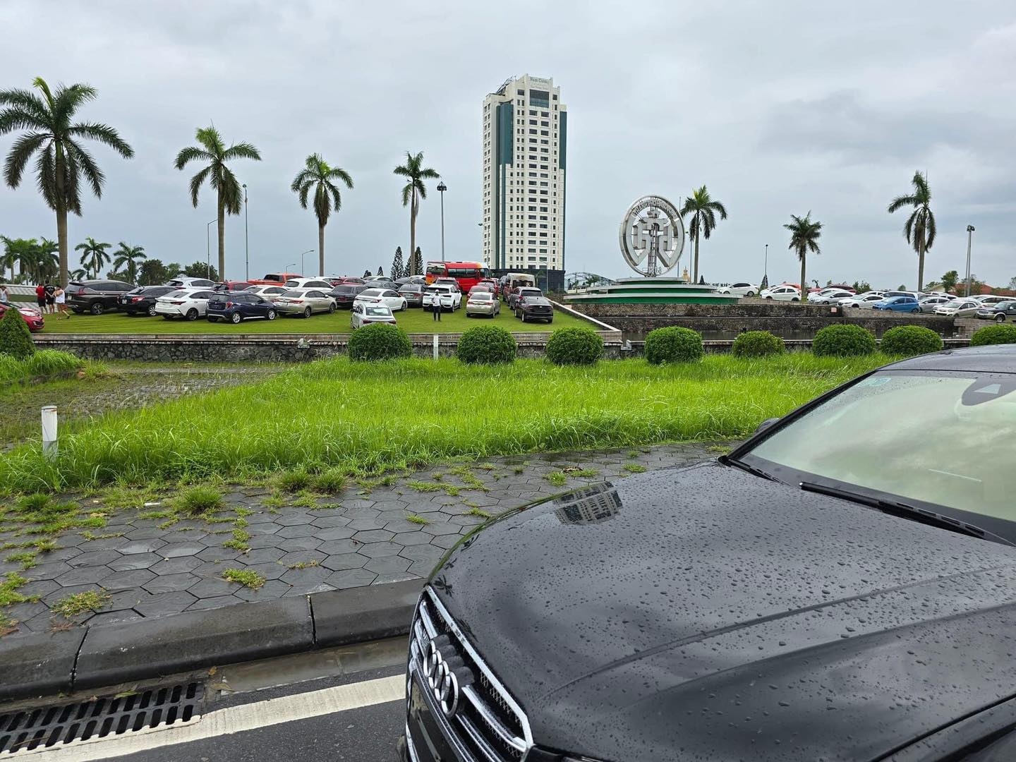 Mang oto len doi co de tranh lut hinh anh