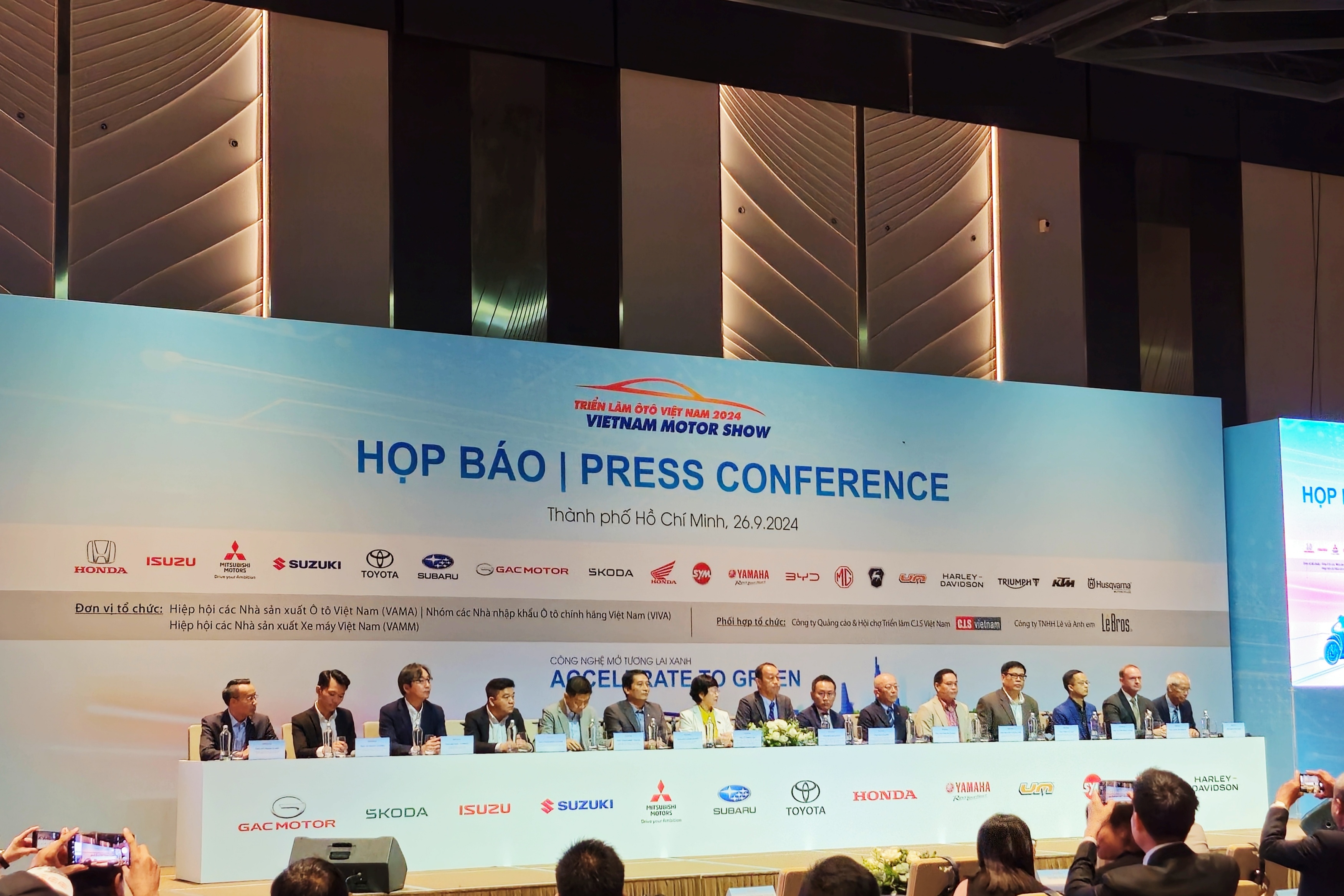 Trien lam Oto Xe may Viet Nam chot danh sach voi nhieu hang xe moi hinh anh