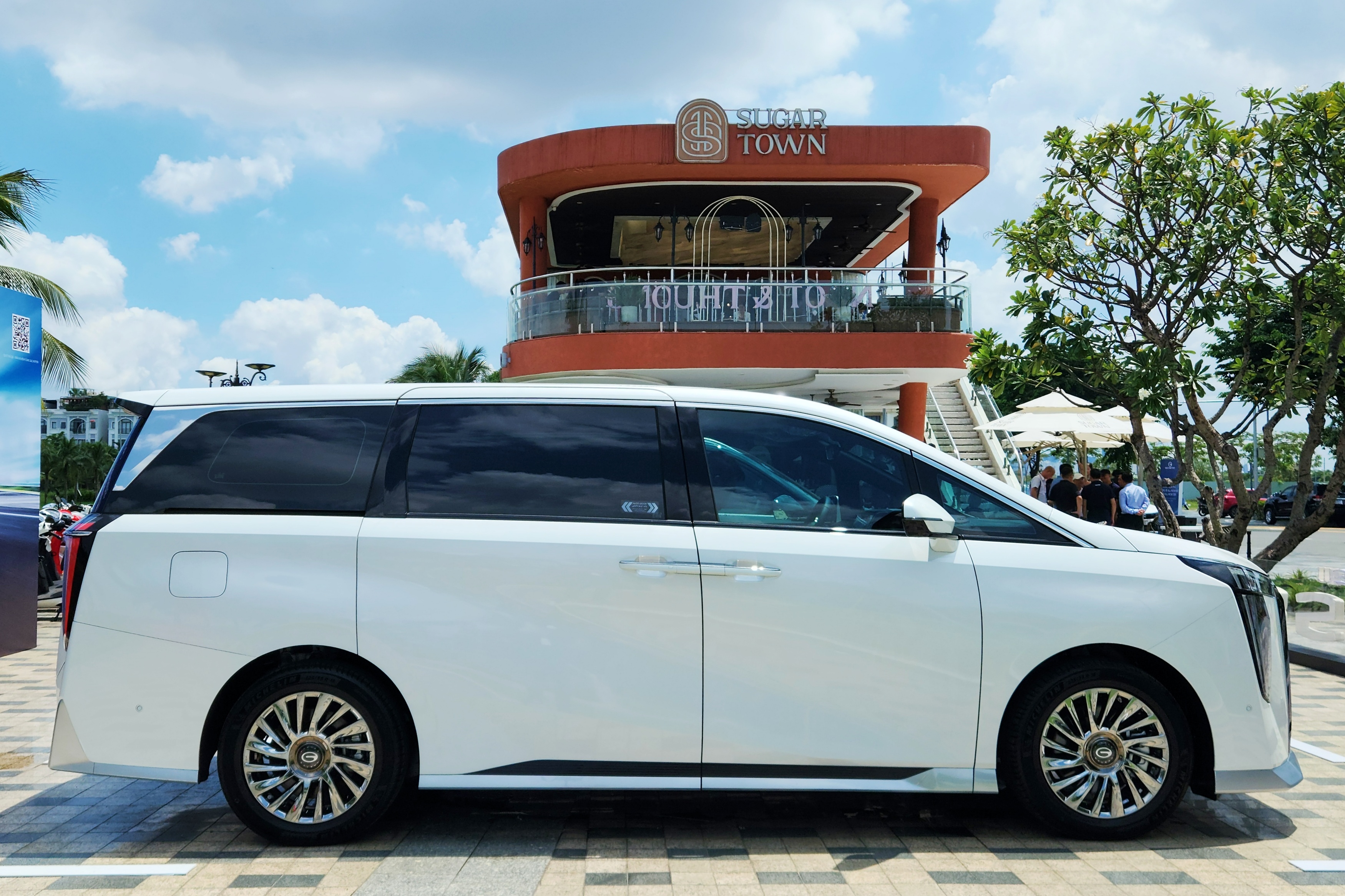 MPV cao cap do bo Viet Nam, lieu co de thanh cong hinh anh