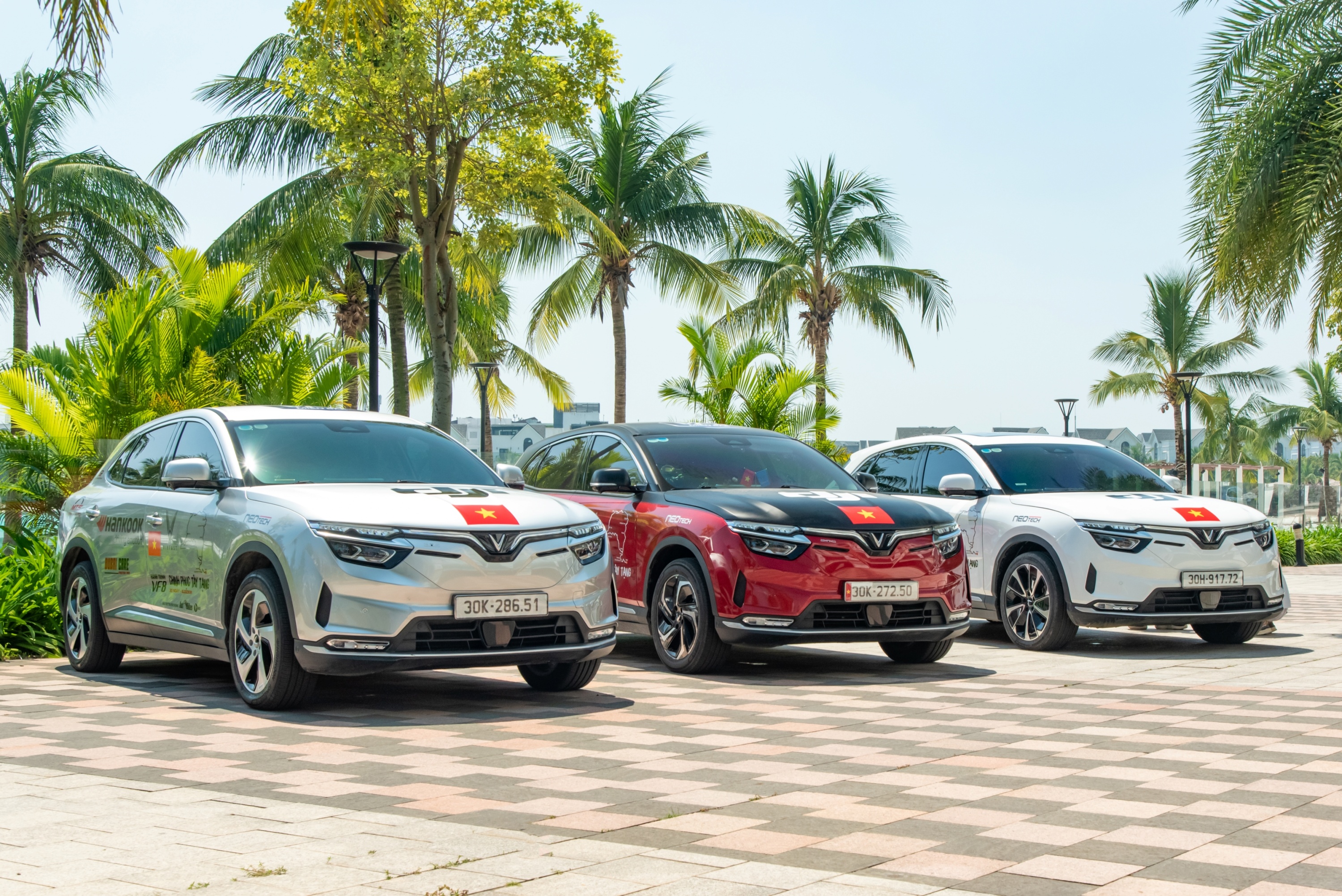 VinFast VF8 sac dien the nao trong hanh trinh Viet Nam sang Tay Tang? hinh anh