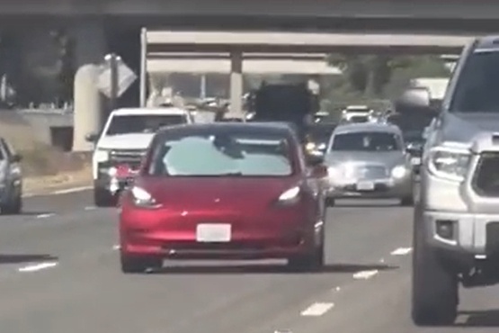 Canh tuong gay soc khi xe dien Tesla tu hanh hinh anh