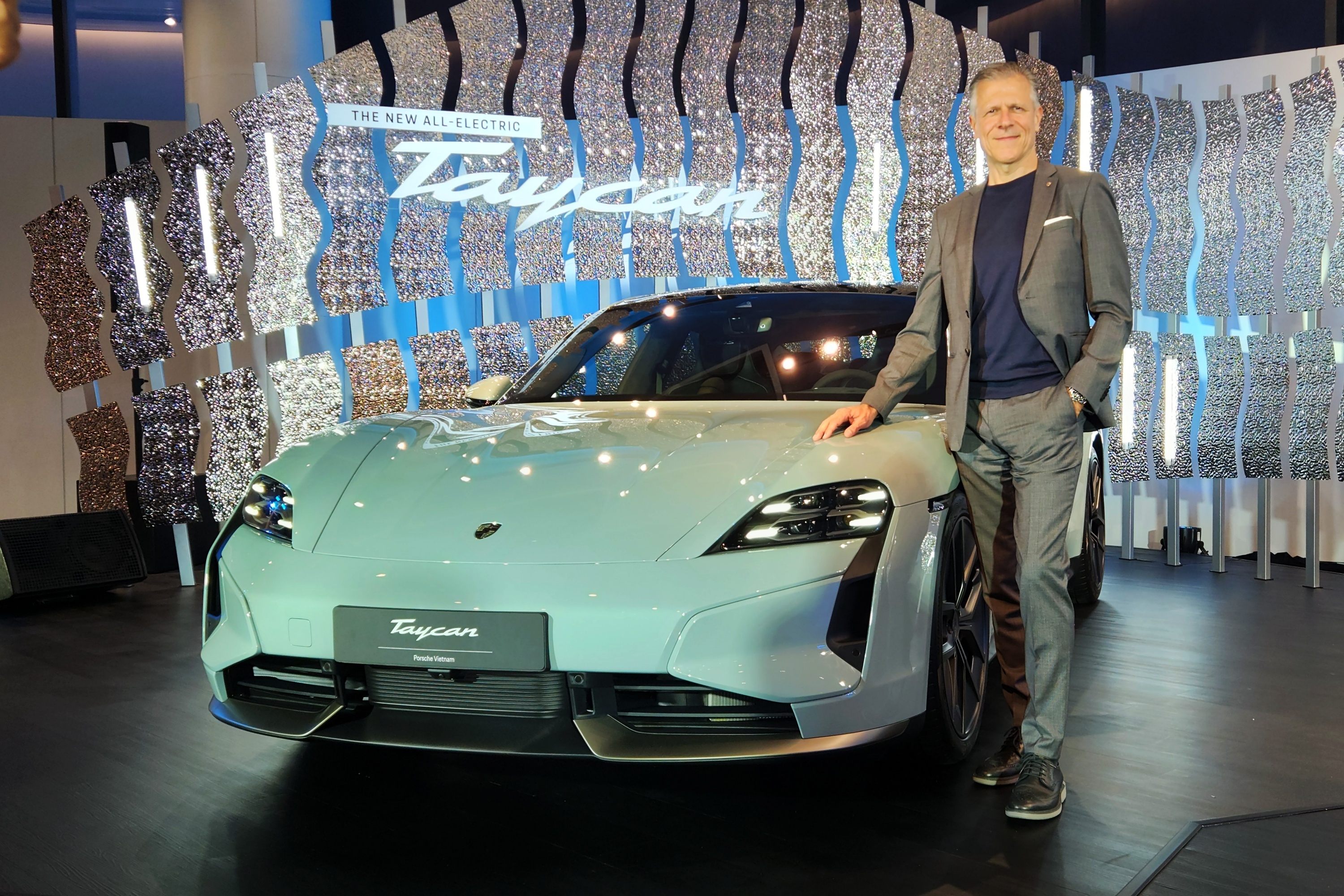 Porsche Taycan 2025 ra mat - gia khoi diem 4,62 ty dong hinh anh