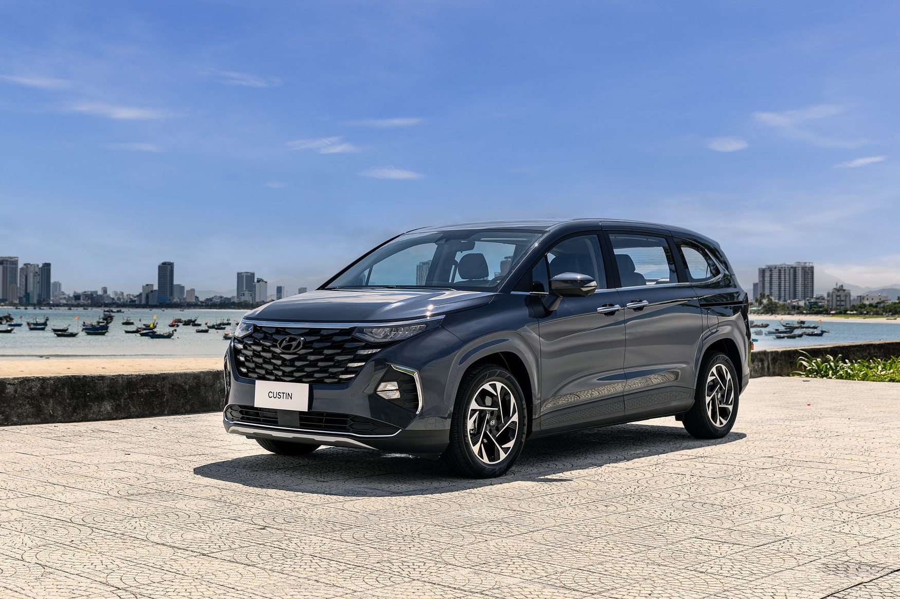 MPV co trung – cuoc choi dan soi dong voi Custin va Innova Cross hinh anh