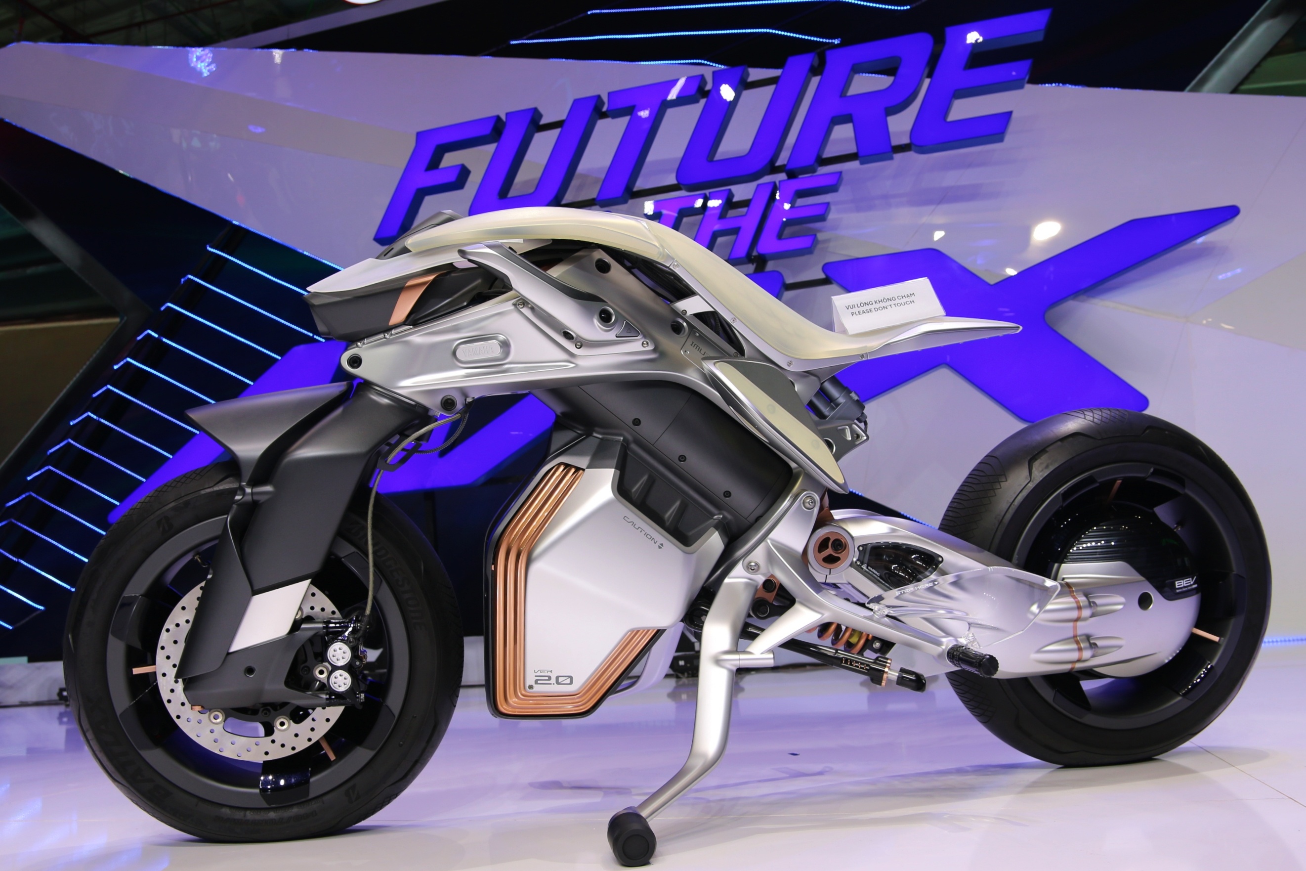 Can canh Yamaha Motoroid - xe dien tri tue nhan tao, tu can bang hinh anh