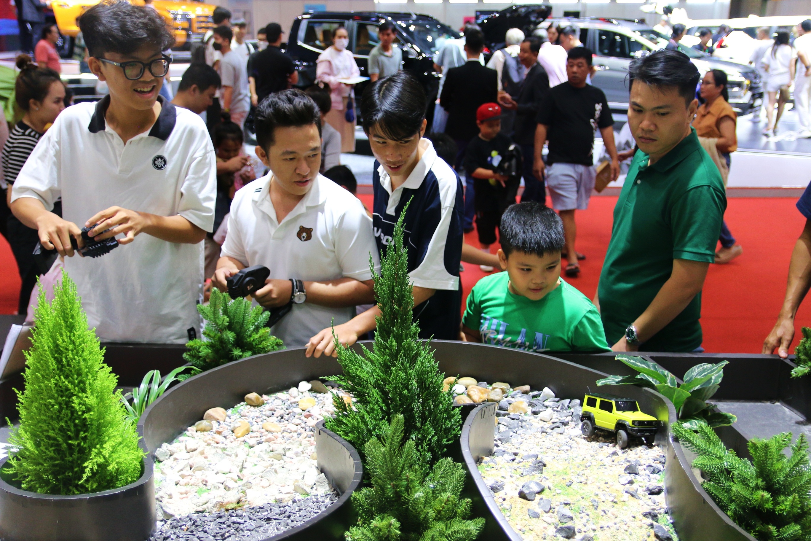 Chot xe moi, ban xe cu va nhung chuyen doc la ben le VMS 2024 hinh anh