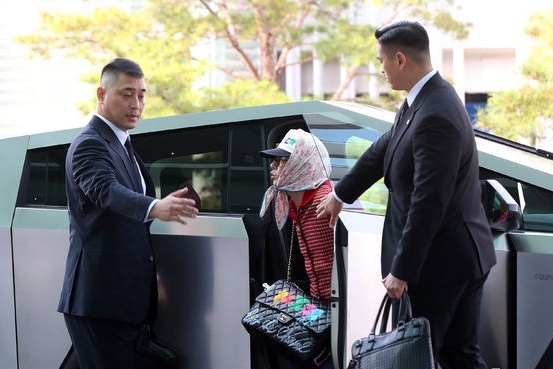 G-Dragon di Tesla Cybertruck den san bay hinh anh