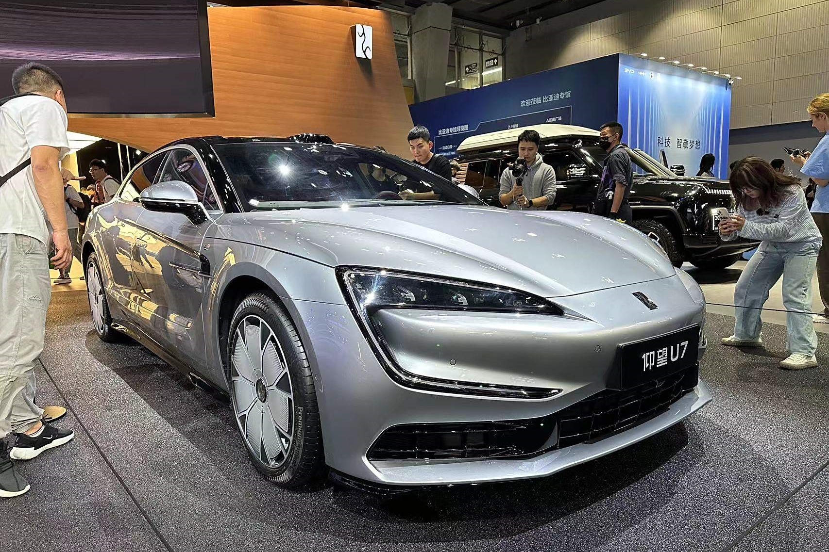 BYD nhan coc Yangwang U7, gia du kien hon 138.000 USD hinh anh