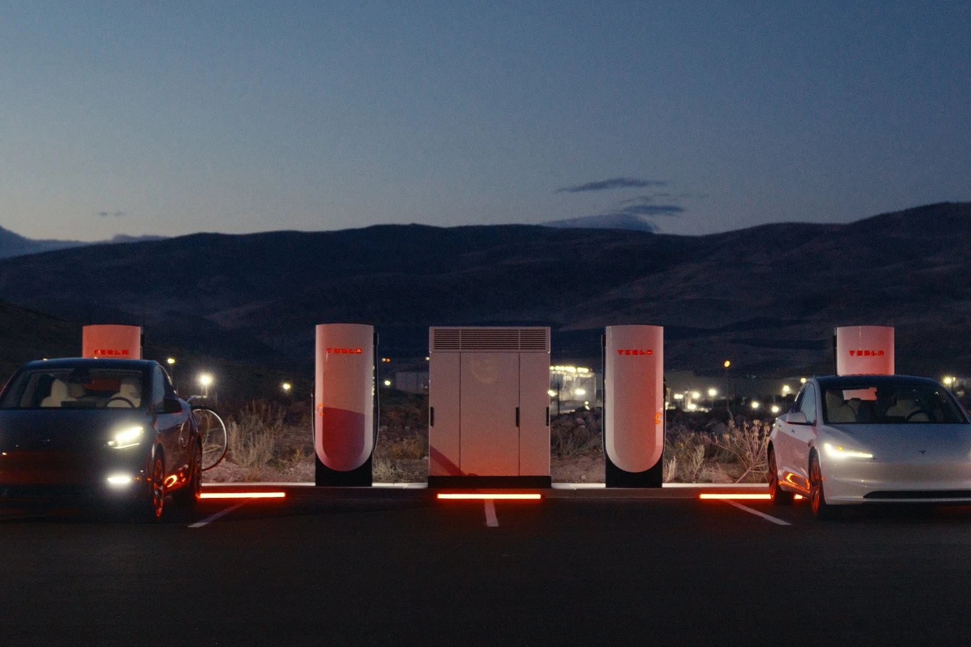 Tesla nang cap mang luoi sac Supercharger hinh anh