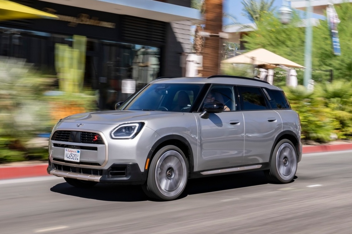 MINI Countryman the he moi ra mat khach Viet, chua chot gia ban hinh anh