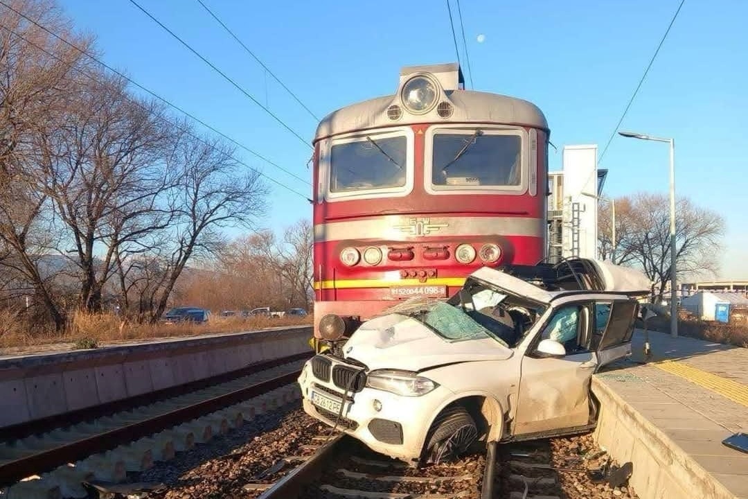 Tai xe BMW X5 thoat nan 'than ky' sau va cham voi tau hoa hinh anh