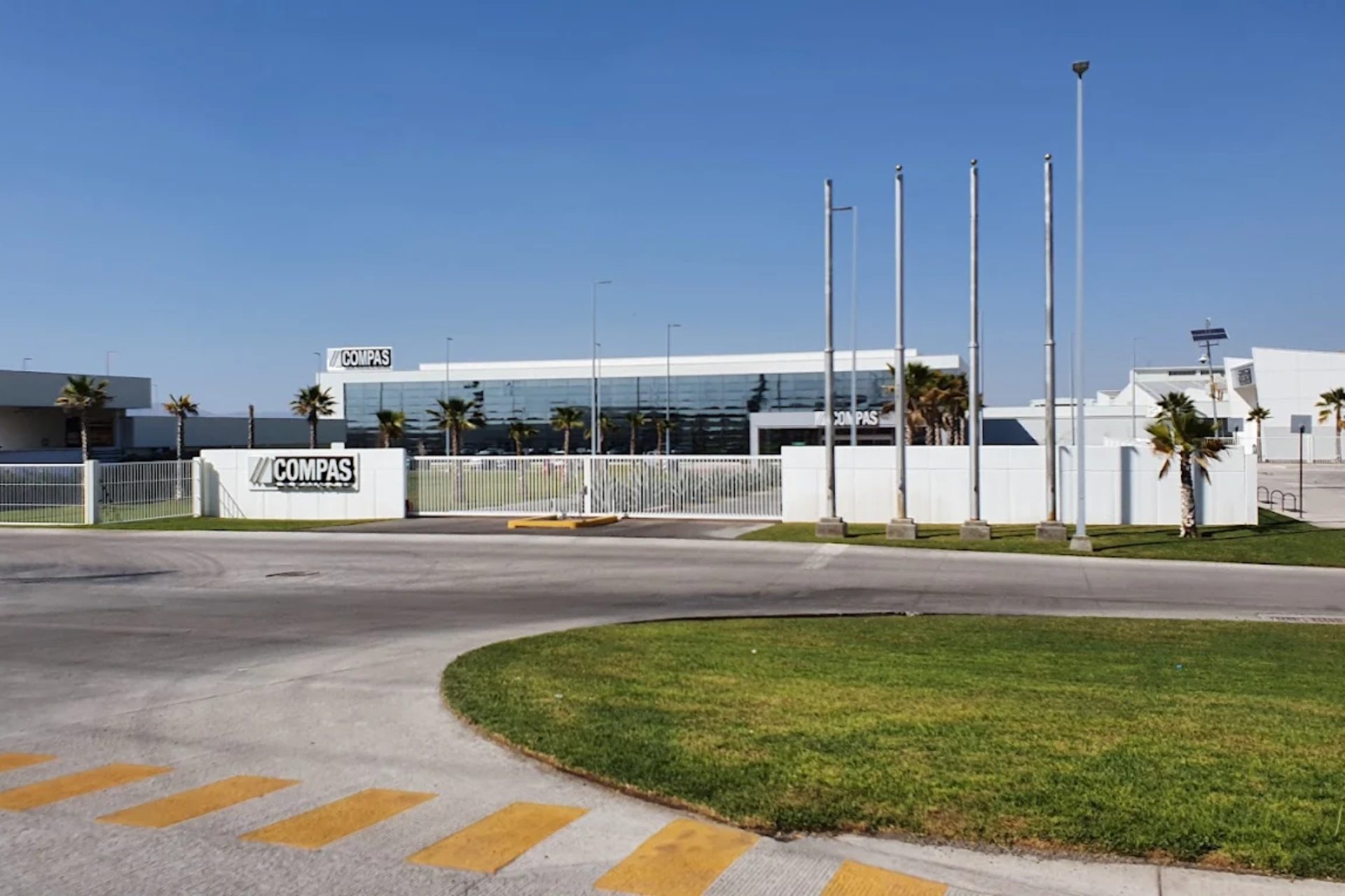 nissan dong cua nha may anh 1