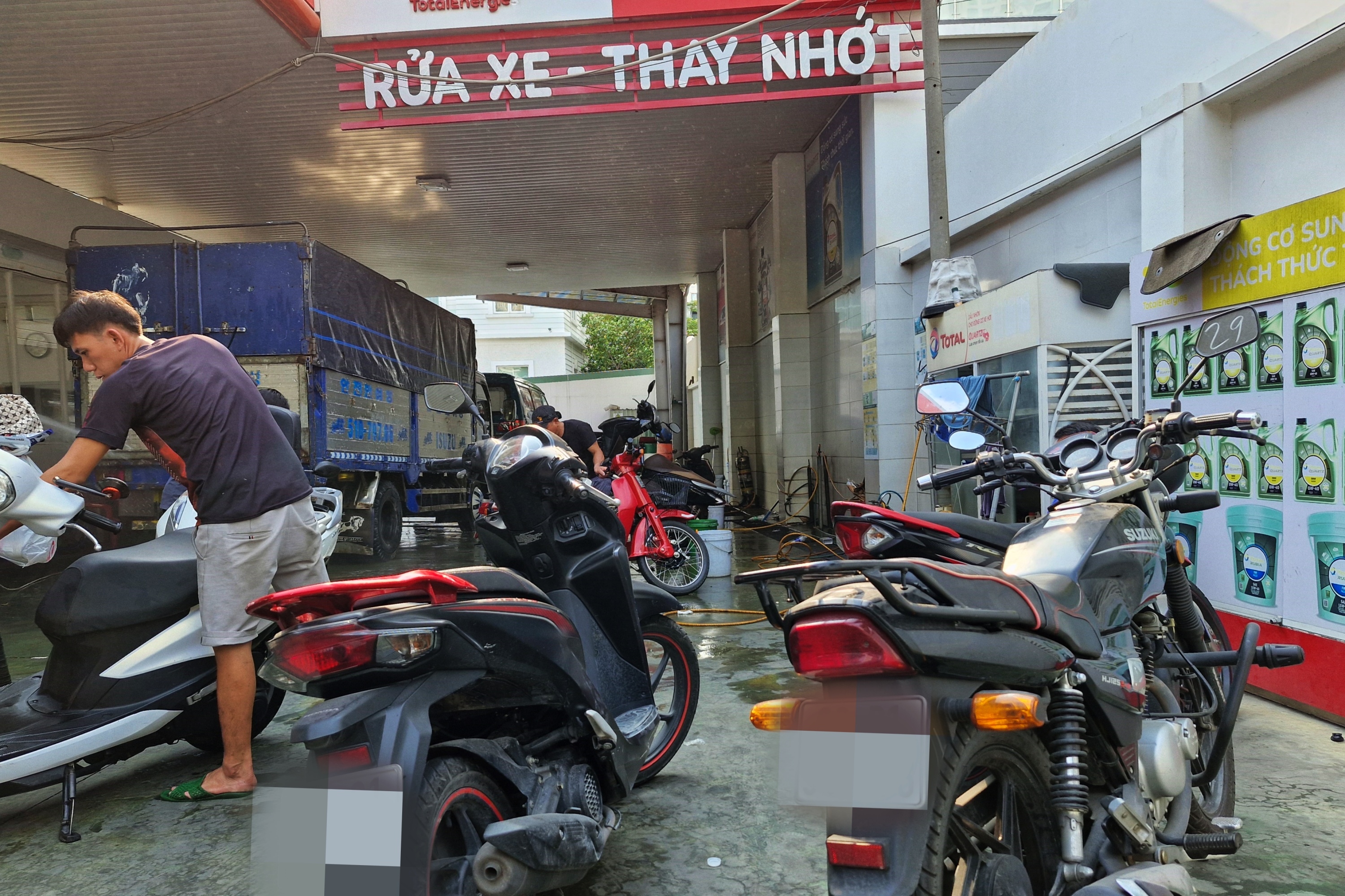 Dich vu rua xe bat dau tang gia hinh anh