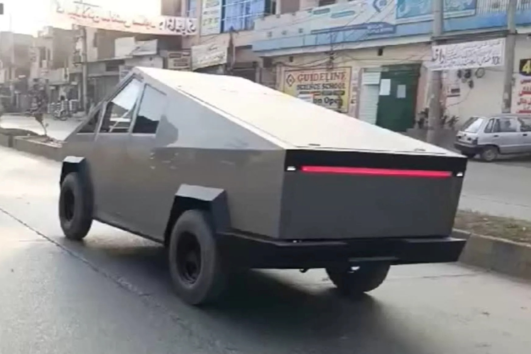 Ban sao Tesla Cybertruck re hon 70.000 USD so voi do that hinh anh