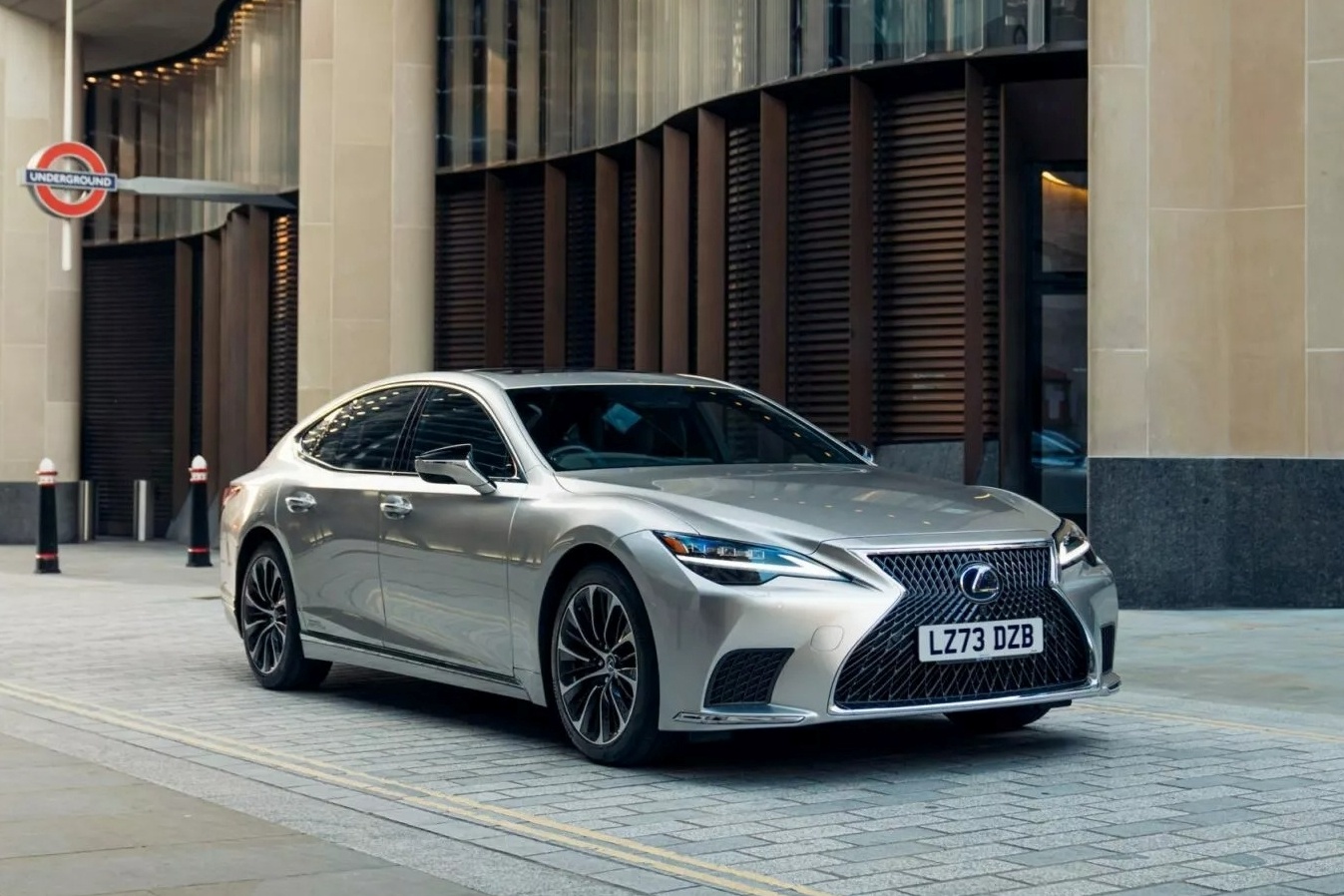 Ban 3 xe nam ngoai, Lexus LS bi khai tu o Anh hinh anh