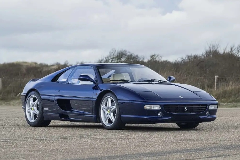 Dau gia Ferrari F355 GTS cua huyen thoai Michael Schumacher hinh anh
