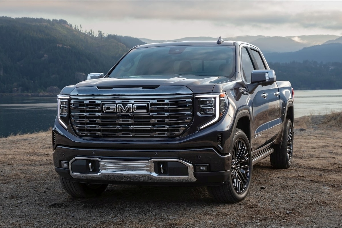 My nuong tay voi xe xang hinh anh