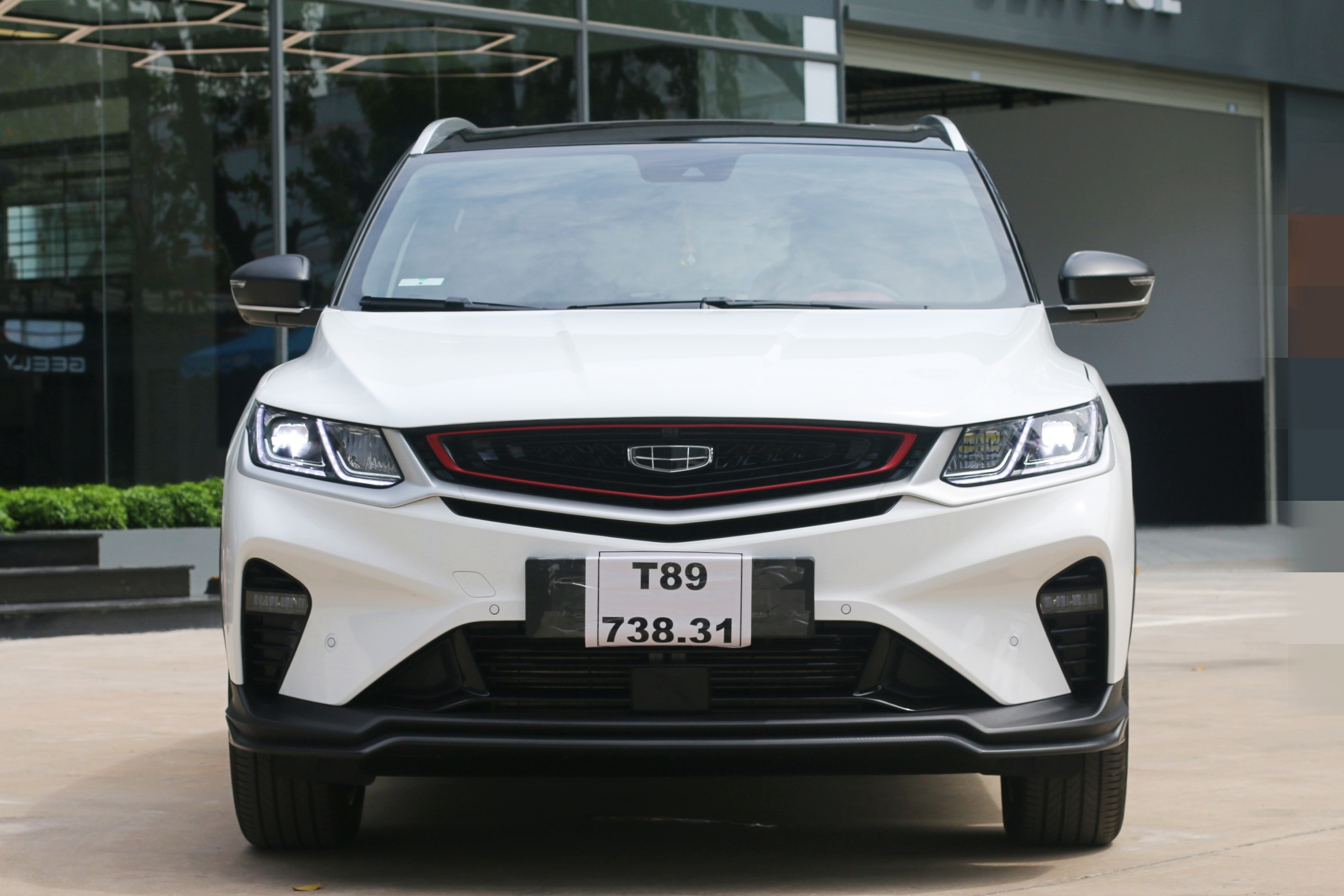 Chi Pu Geely anh 1