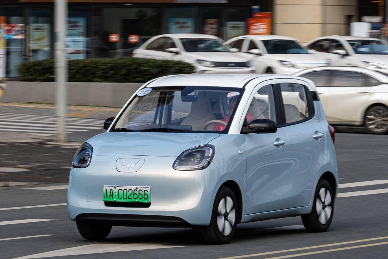 Wuling Mini EV ban 5 cua gia tu 6.200 USD hinh anh